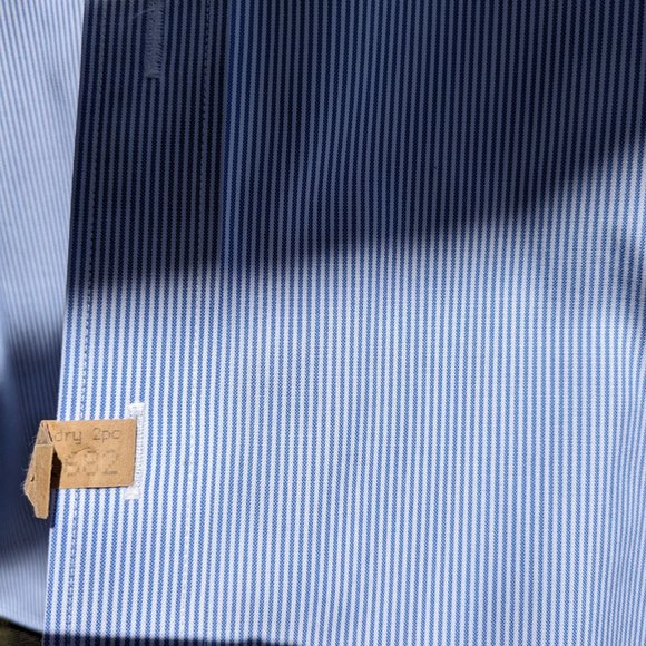 Untuckit XL X-Large Blue and White Stripe Dress Shirt Just Cleaned - Picture 4 of 4